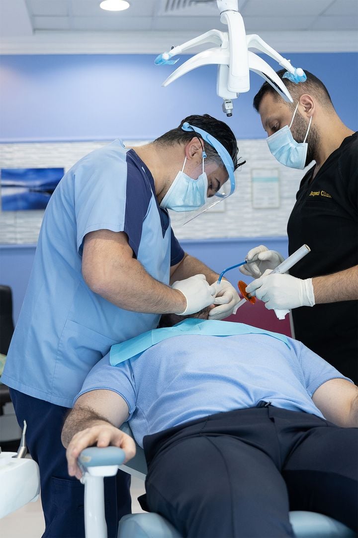 استشارة زراعة الأسنان وتخطيط العلاج | عيادة بورجوا لطب الأسنان دبي