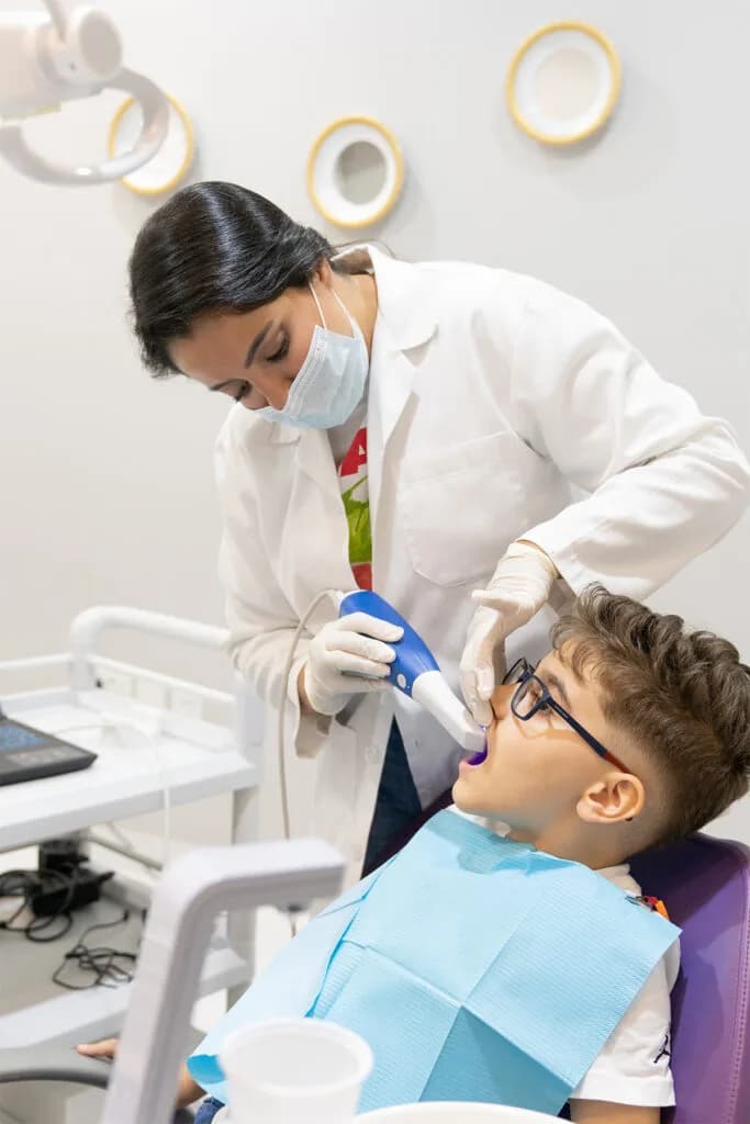 أفضل رعاية طوارئ أسنان للأطفال في دبي